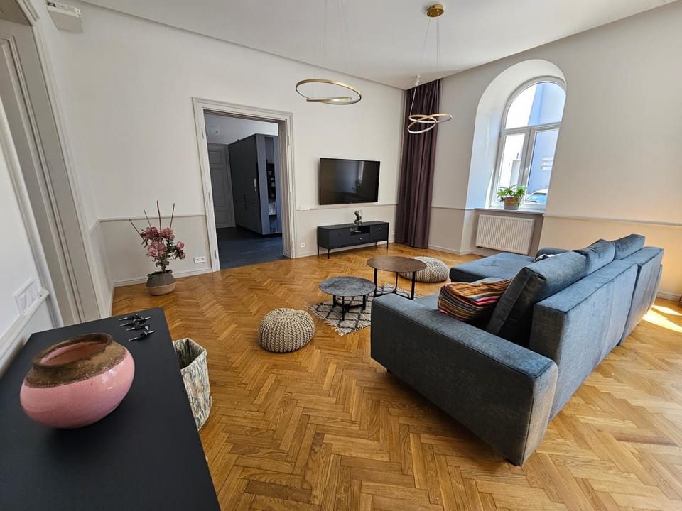 Communal lounge/ TV room, TV and multimedia, Living room, Seating area, Evening entertainment