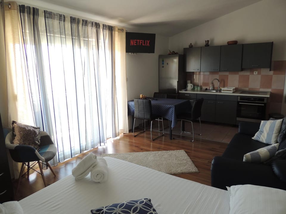 Bed, Kitchen or kitchenette, Living room, Seating area