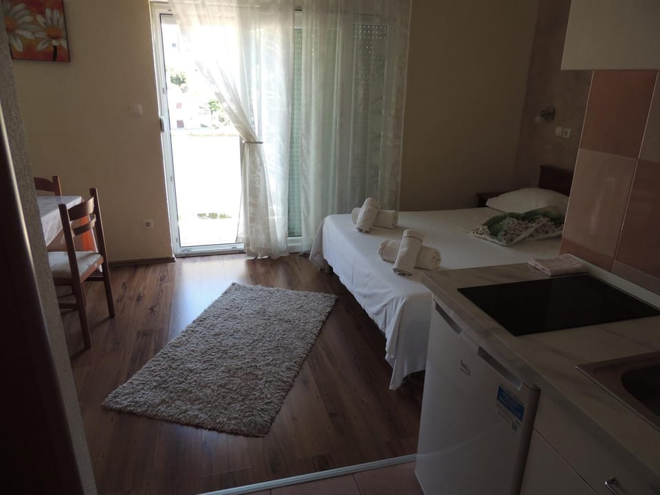 Bed, Kitchen or kitchenette