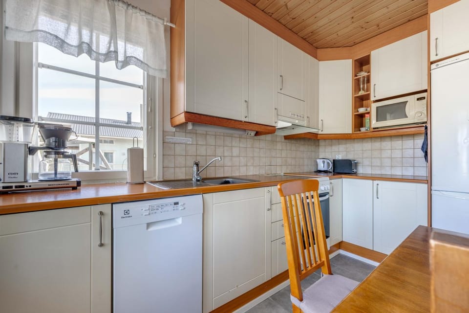 Kitchen or kitchenette, Dining area, dishwasher, minibar, pet friendly, stove, toaster