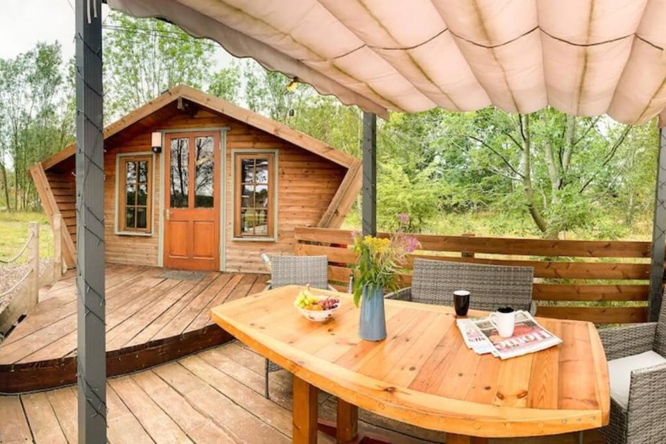 Wooden tiny house Glamping cabin with hot tub 1 Cabin in Bassetlaw District