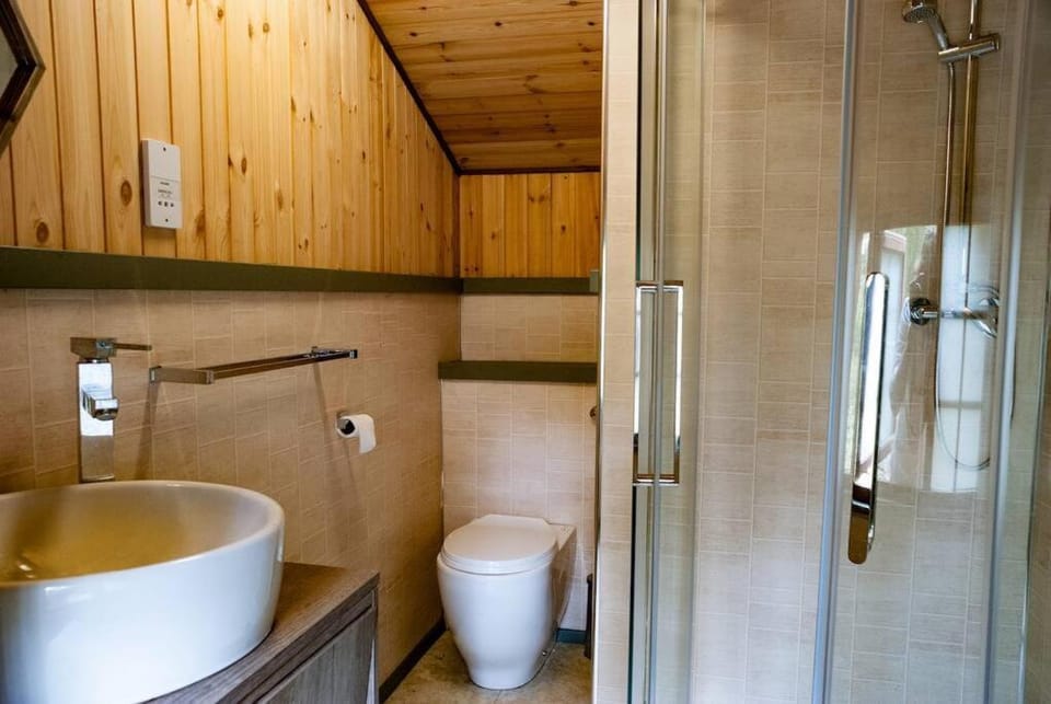 Wooden tiny house Glamping cabin with hot tub 1 Cabin in Bassetlaw District