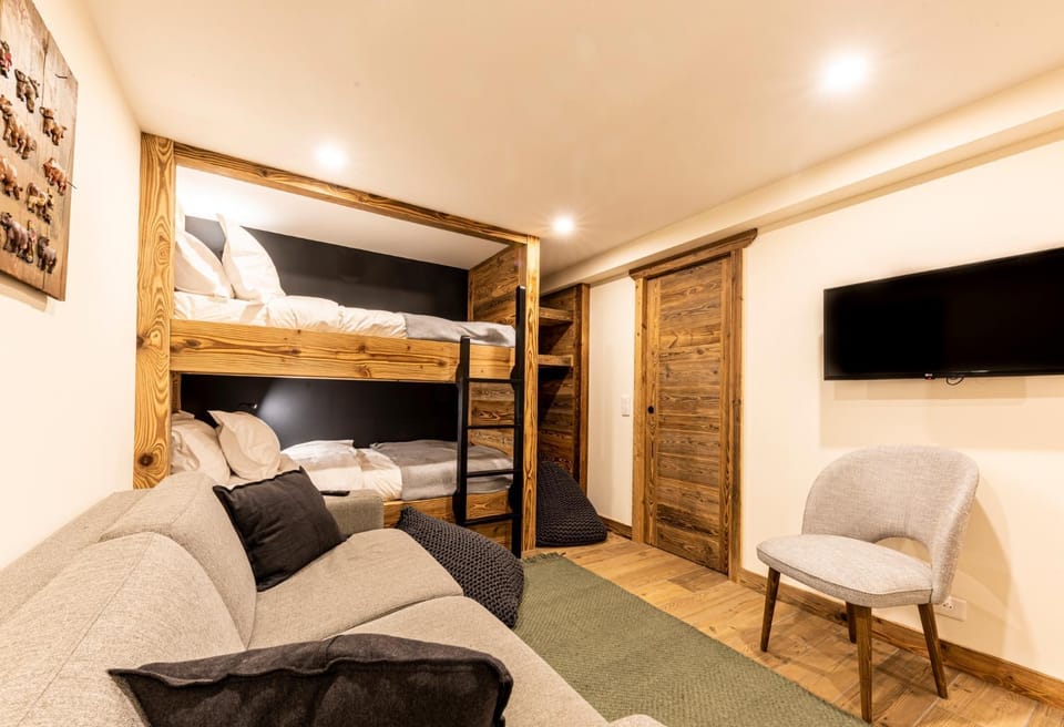 Bed, TV and multimedia, Bedroom