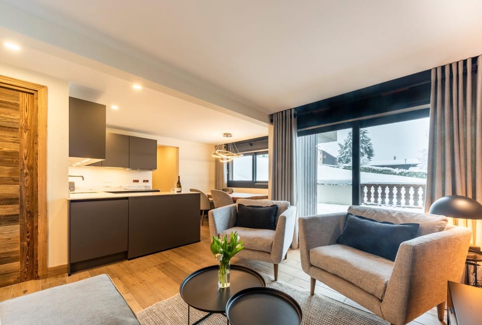 Kitchen or kitchenette, Living room, Seating area, Dining area