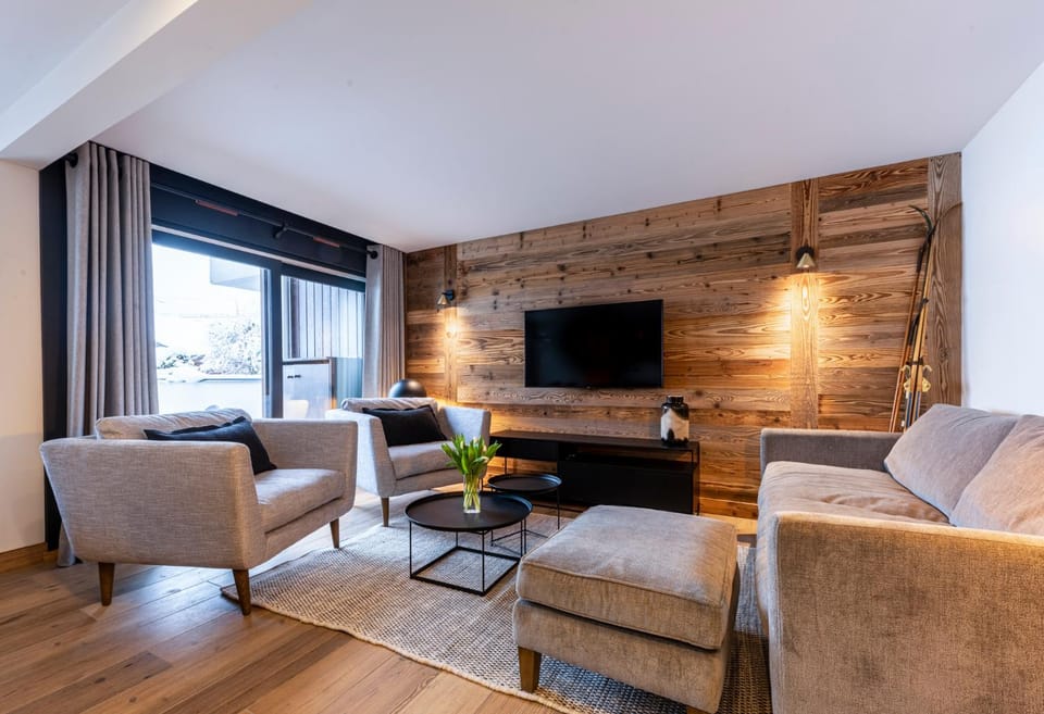Communal lounge/ TV room, TV and multimedia, Living room, Seating area, Evening entertainment