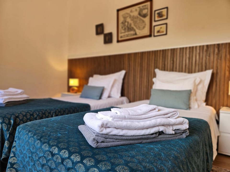 Bed, Bedroom, towels