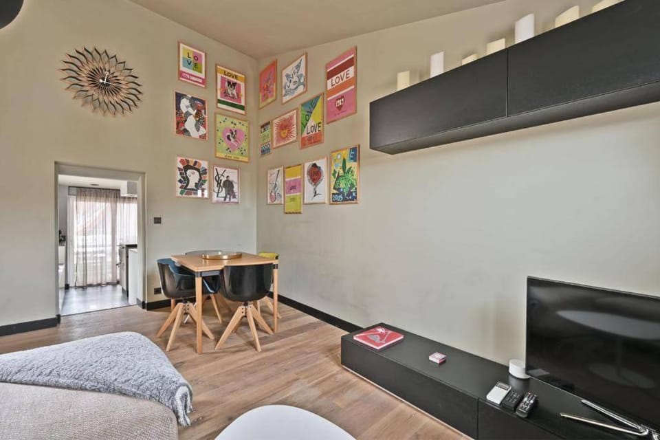 TV and multimedia, Living room, Seating area, Dining area, air conditioner