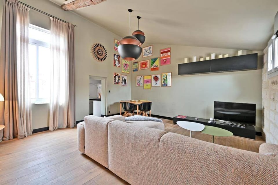 TV and multimedia, Kitchen or kitchenette, Living room, Seating area, Dining area