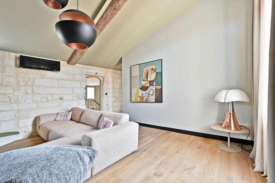 TV and multimedia, Living room, Seating area, air conditioner