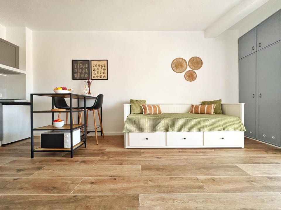 Kitchen or kitchenette, Seating area, Dining area