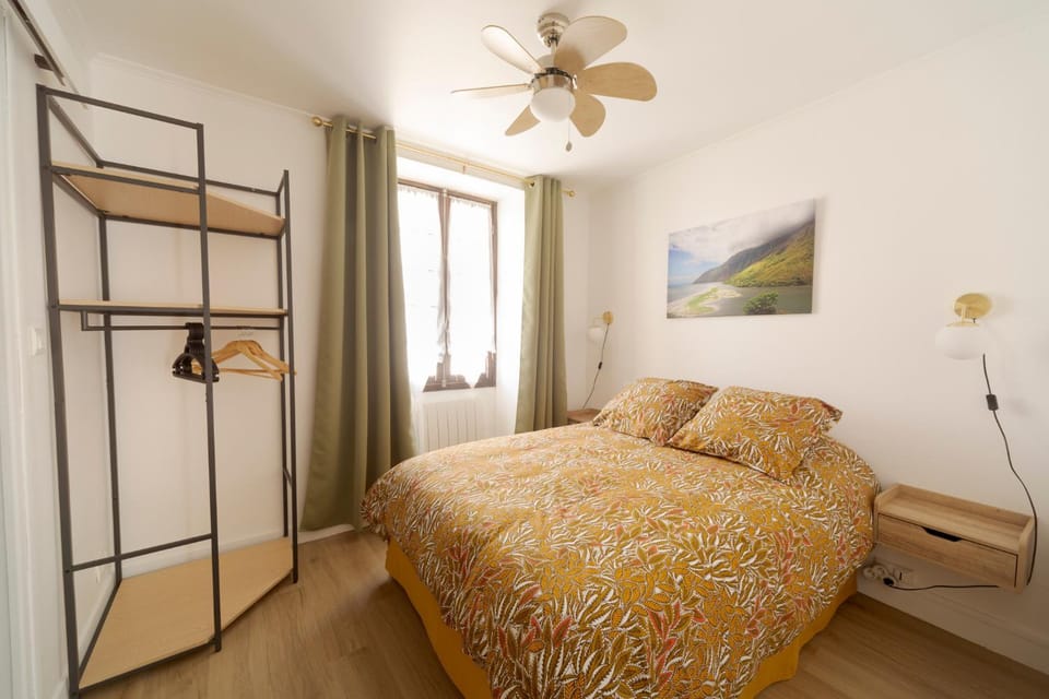 Bed, Photo of the whole room, Bedroom, fireplace