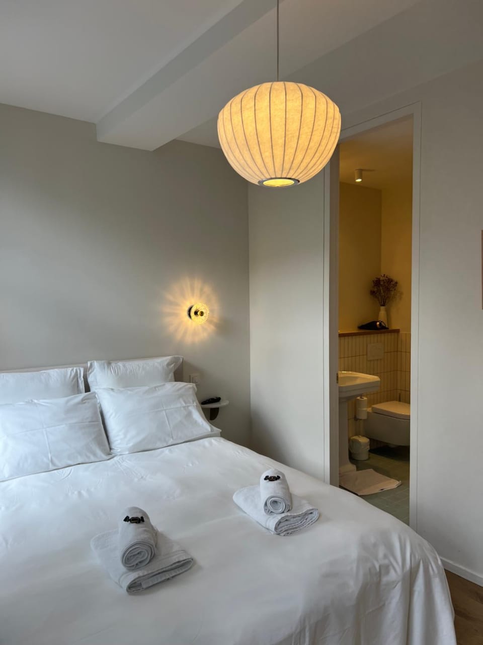 Bed, Photo of the whole room, Bedroom, towels