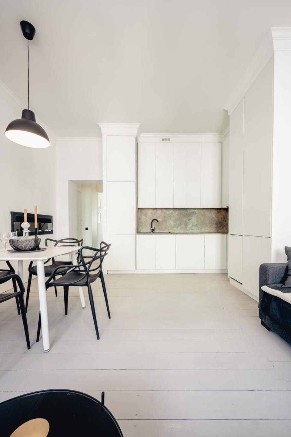 Kitchen or kitchenette, Living room, Seating area, Dining area