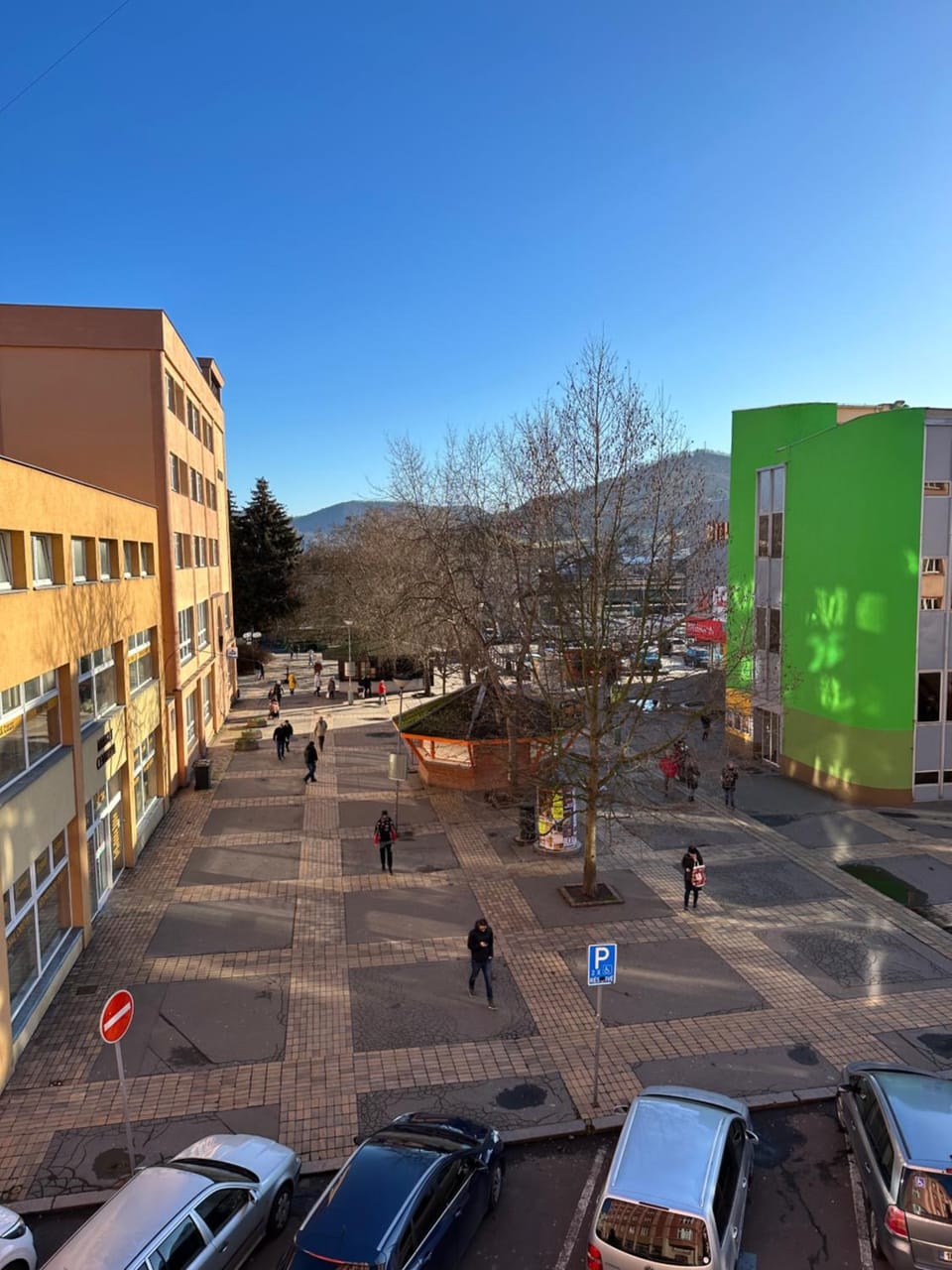 Day, Neighbourhood, City view, Mountain view, Street view, Location, Parking