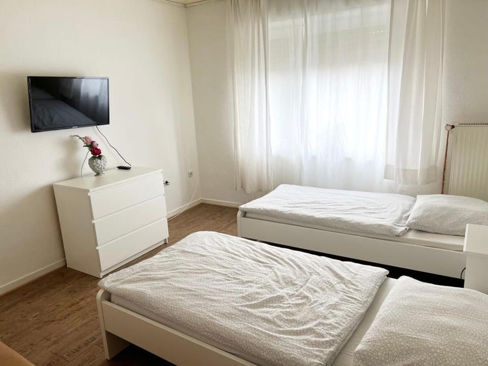 Bed, TV and multimedia, Photo of the whole room, Bedroom, towels