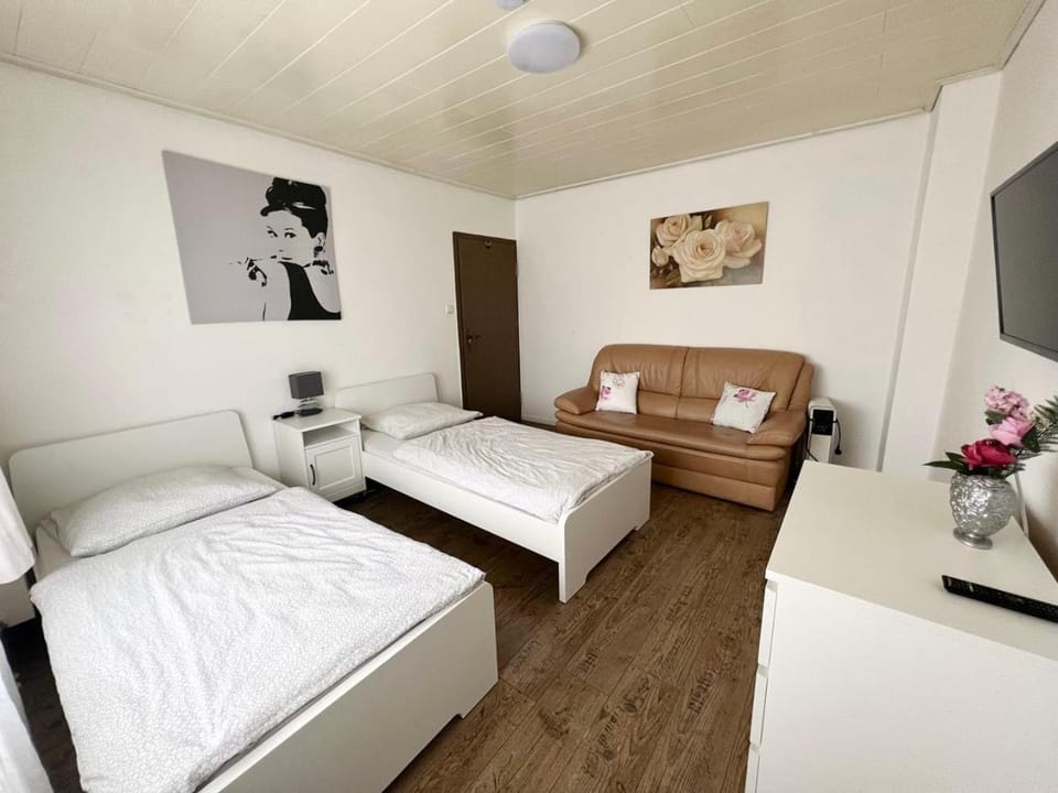 Bed, TV and multimedia, Photo of the whole room, Bedroom