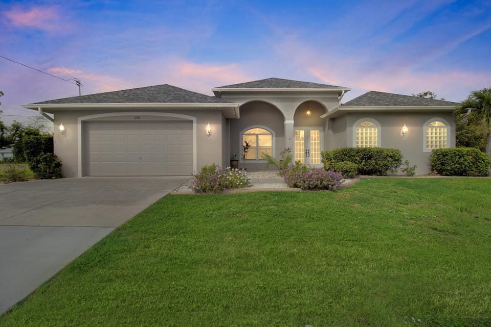 Blue Oasis - Saltwater Pool, Dock, Dog-Friendly Home House in Cape Coral