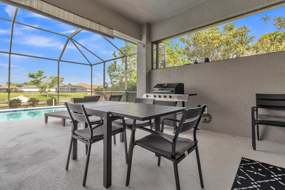 Blue Oasis - Saltwater Pool, Dock, Dog-Friendly Home House in Cape Coral