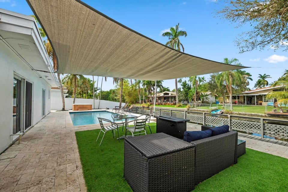 Uhost AI - Luxurious 5B Home w Pool & Lounge House in Aventura