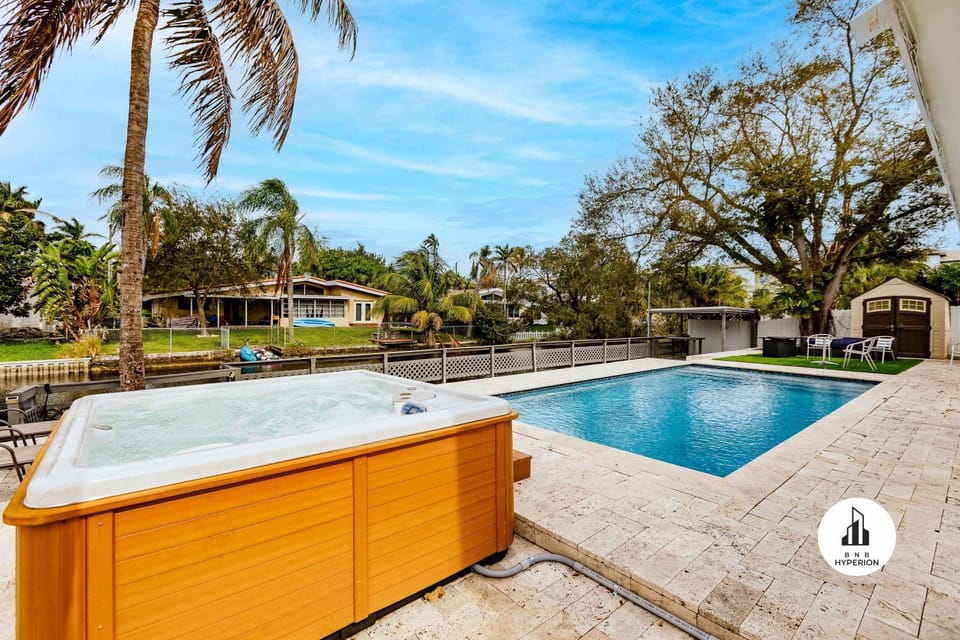 Uhost AI - Luxurious 5B Home w Pool & Lounge House in Aventura