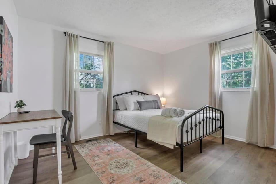 Housepitality - Electric Ave - 3 BDR and Hot Tub House in Westerville