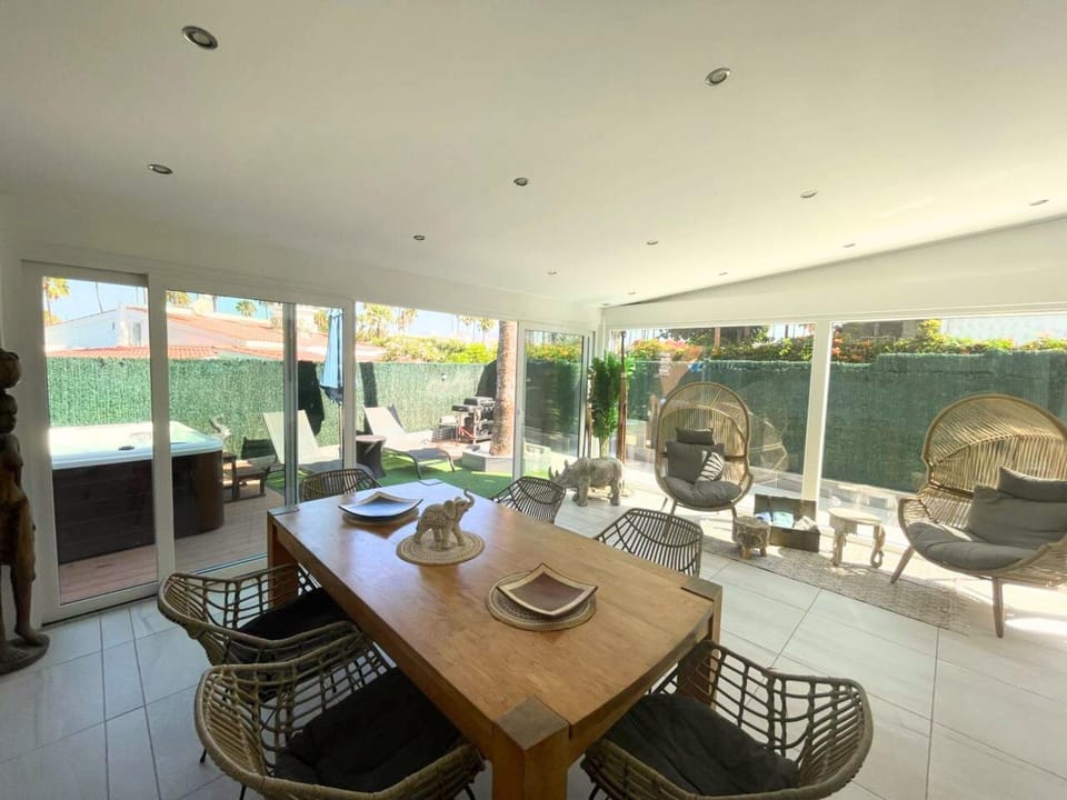 Chalet Afrika con Jacuzzi House in Maspalomas