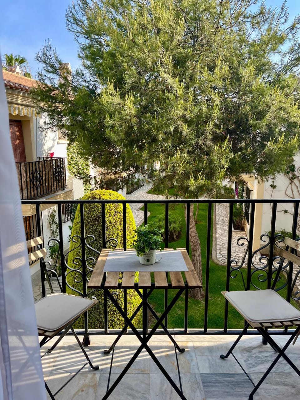 Spring, Day, Garden, View (from property/room), Balcony/Terrace, Dining area, Garden view