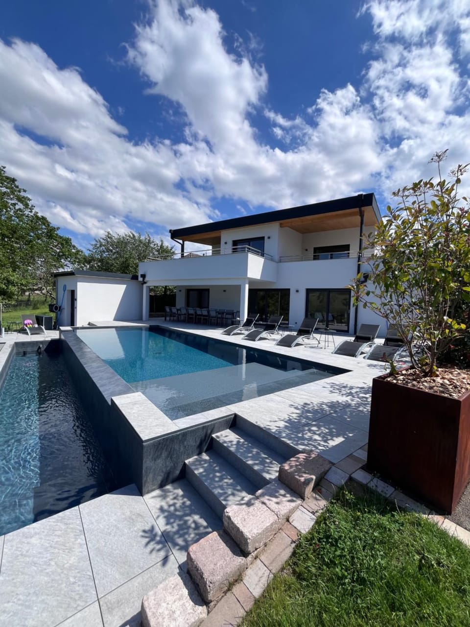 Property building, Day, Pool view, Swimming pool, children, children, sunbed