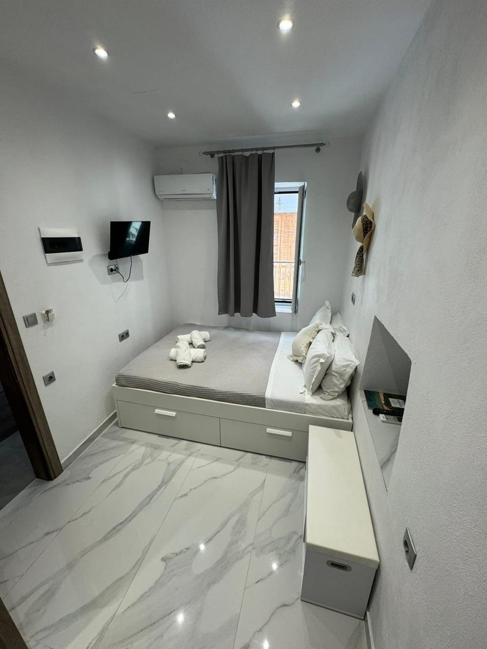Bed, TV and multimedia, Bedroom, towels