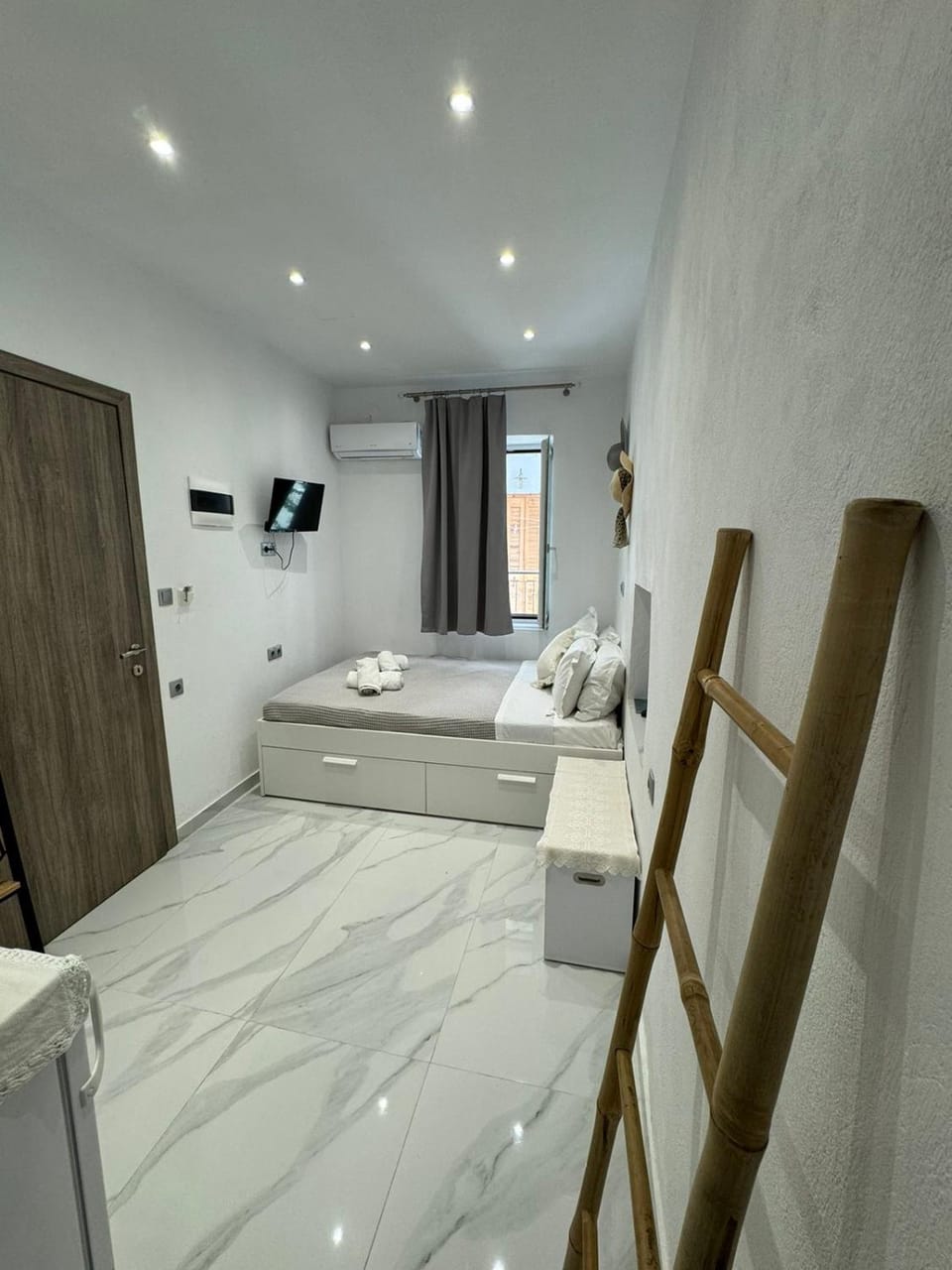 Bed, TV and multimedia, Photo of the whole room, towels