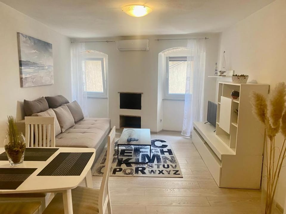 TV and multimedia, Kitchen or kitchenette, Living room, Seating area, Dining area