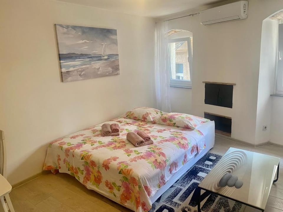 Bed, TV and multimedia, air conditioner
