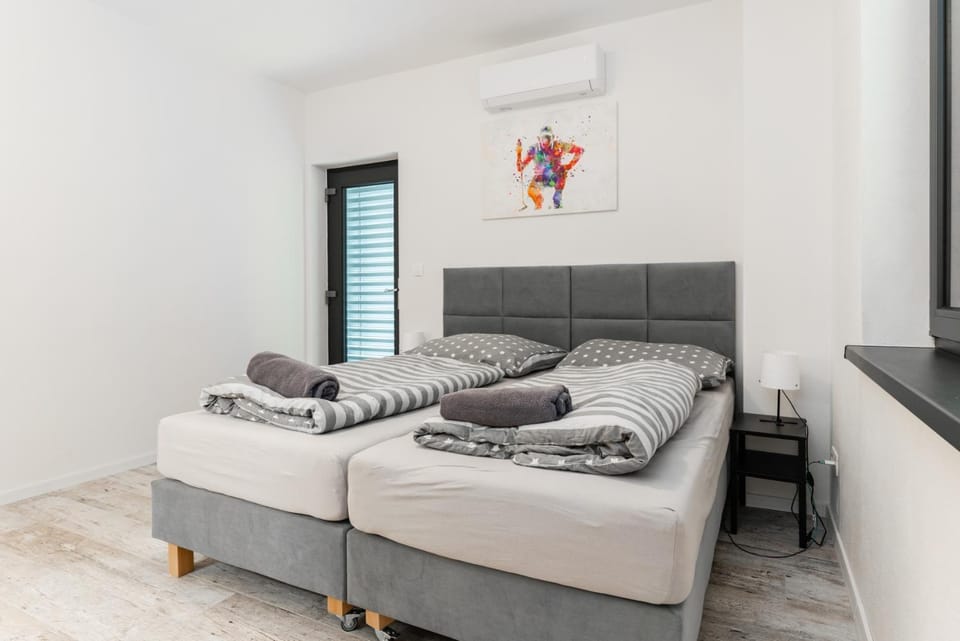 Bedroom, air conditioner