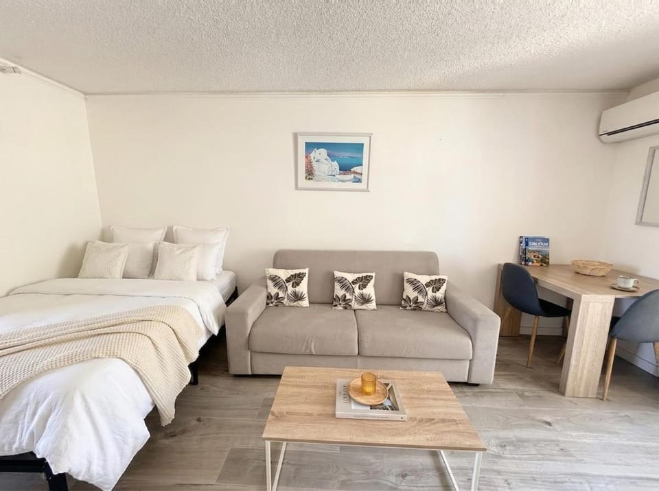 Bed, Living room, Bedroom
