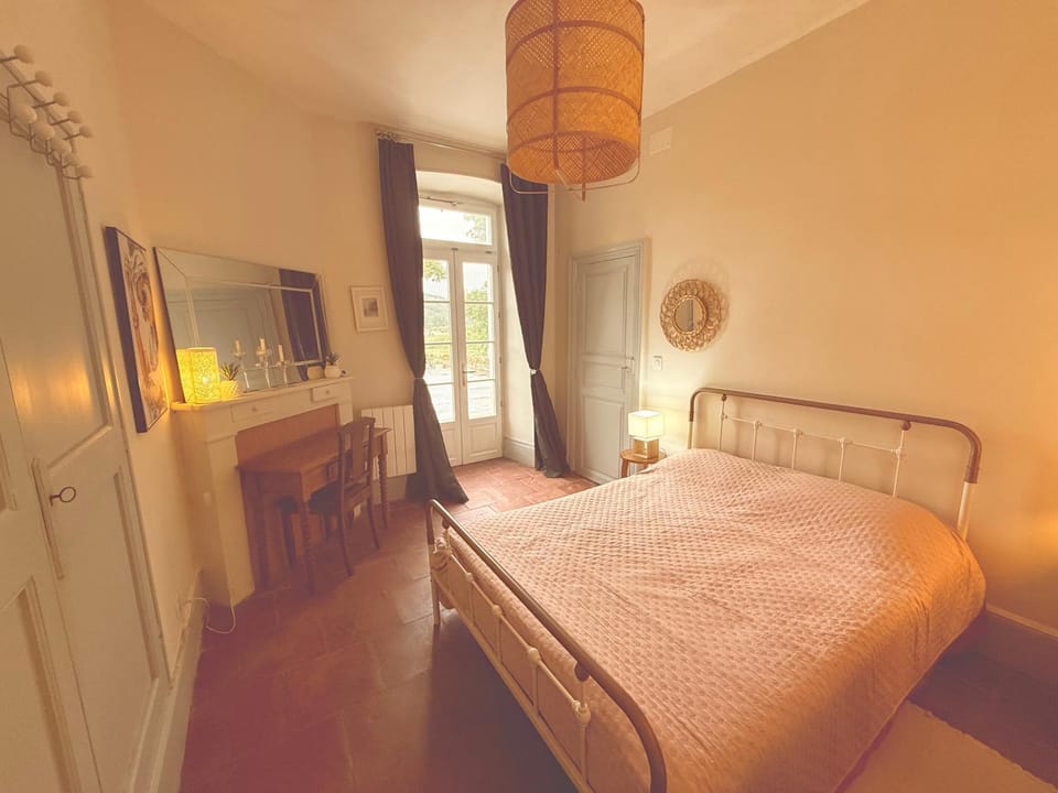 Séjour cosy avec piscine privée et vue panoramique Apartment in Occitanie