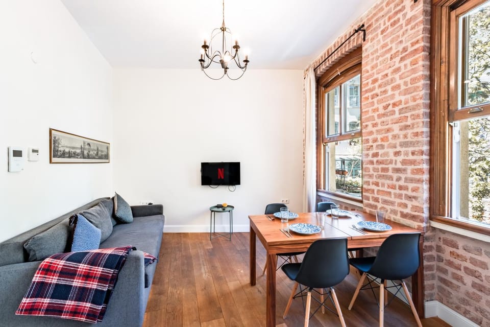 TV and multimedia, Living room, Seating area, Dining area