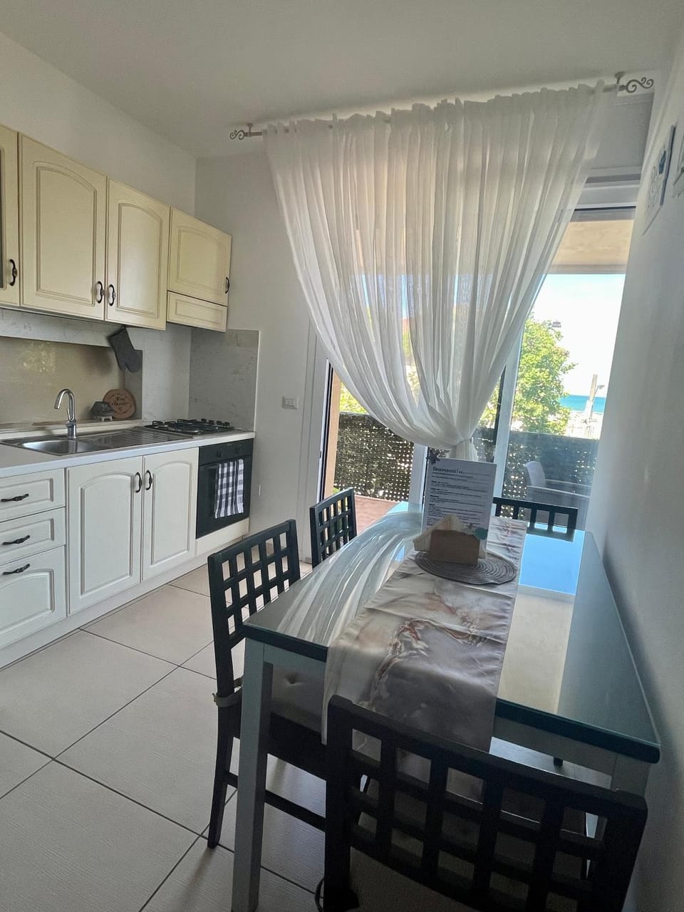 Kitchen or kitchenette, Dining area, oven, stove