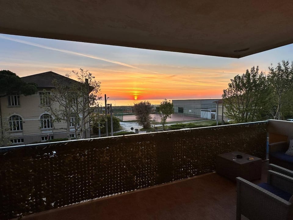 View (from property/room), Balcony/Terrace, Sunrise