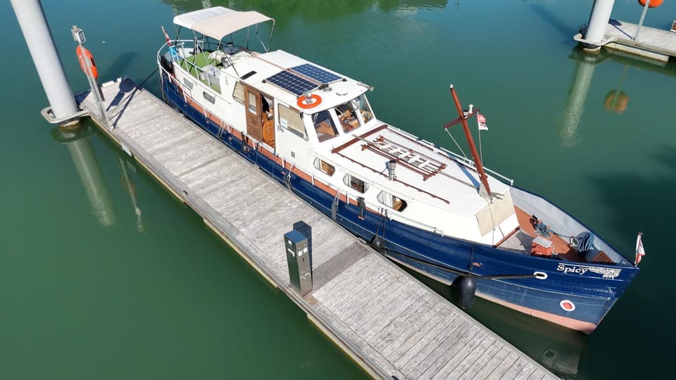Spicy - Séjour insolite sur la Marne Docked boat in Île-de-France