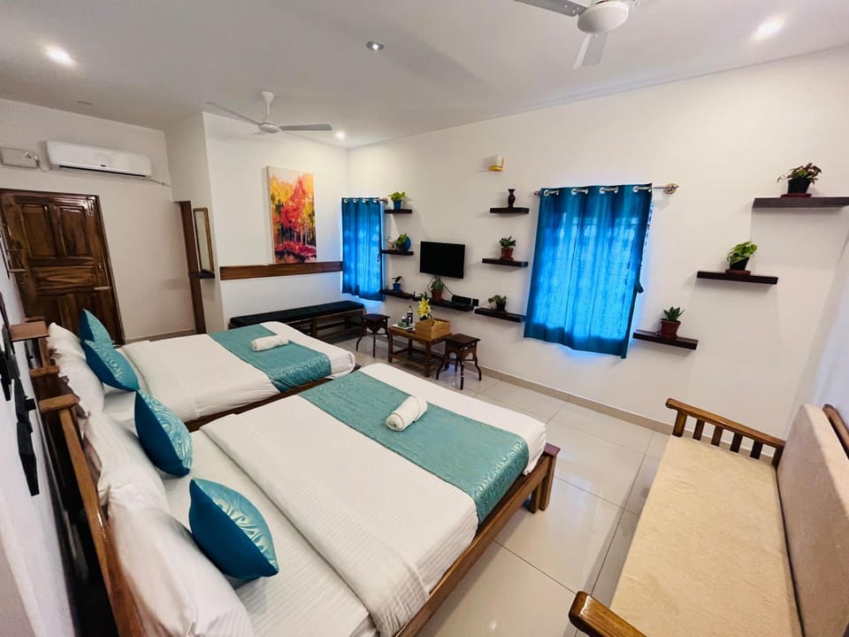 Bed, TV and multimedia, Living room, Photo of the whole room, Seating area, Bedroom, fireplace, wardrobe, air conditioner