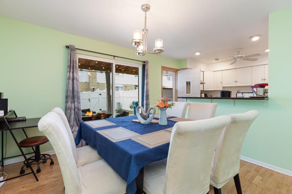 Seating area, Dining area, pet friendly