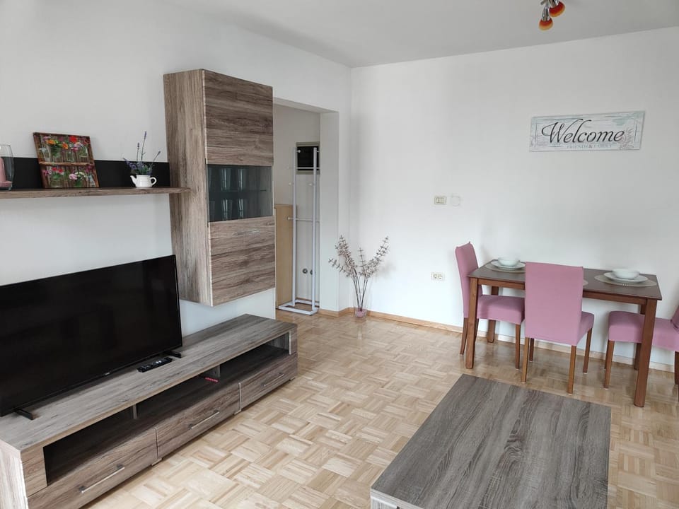 TV and multimedia, Living room, Dining area