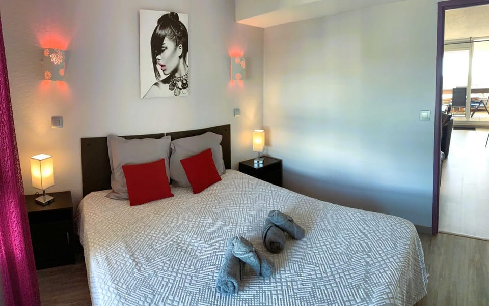 Bedroom, internet