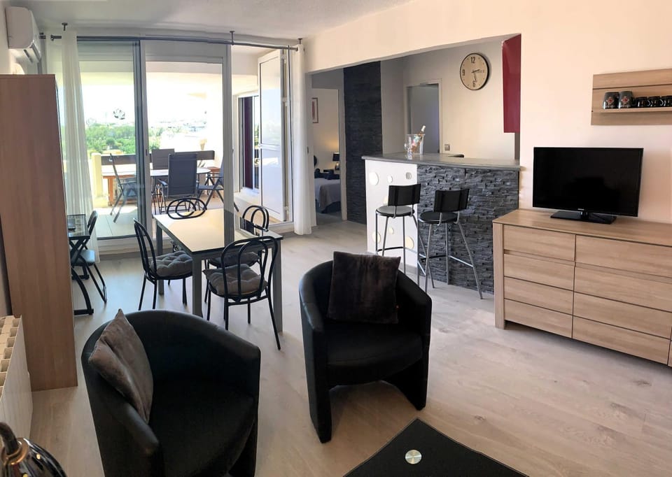 Patio, Balcony/Terrace, Living room, fireplace, internet, locker, air conditioner