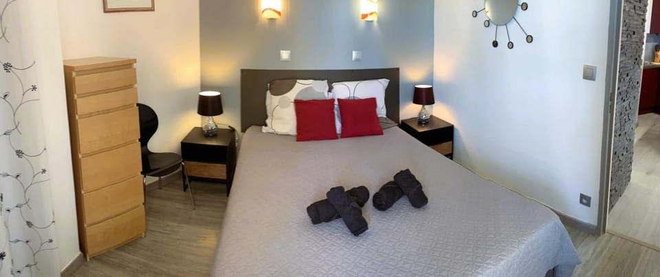 Photo of the whole room, Bedroom