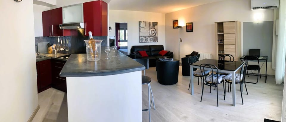 Kitchen or kitchenette, Living room, Lounge or bar, Seating area, dishwasher, internet, locker, air conditioner