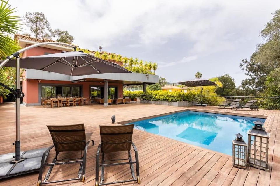 Property building, Patio, Spring, Day, Garden, Balcony/Terrace, Garden view, Pool view, Swimming pool, Swimming pool, sunbed