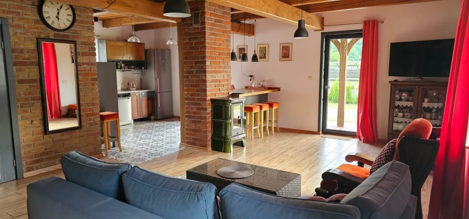 TV and multimedia, Kitchen or kitchenette, Living room, Seating area, Dining area, stove