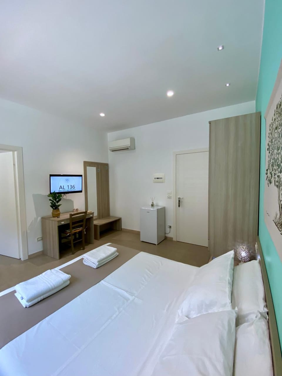 Bed, TV and multimedia, Photo of the whole room, Bedroom, towels, wardrobe, air conditioner