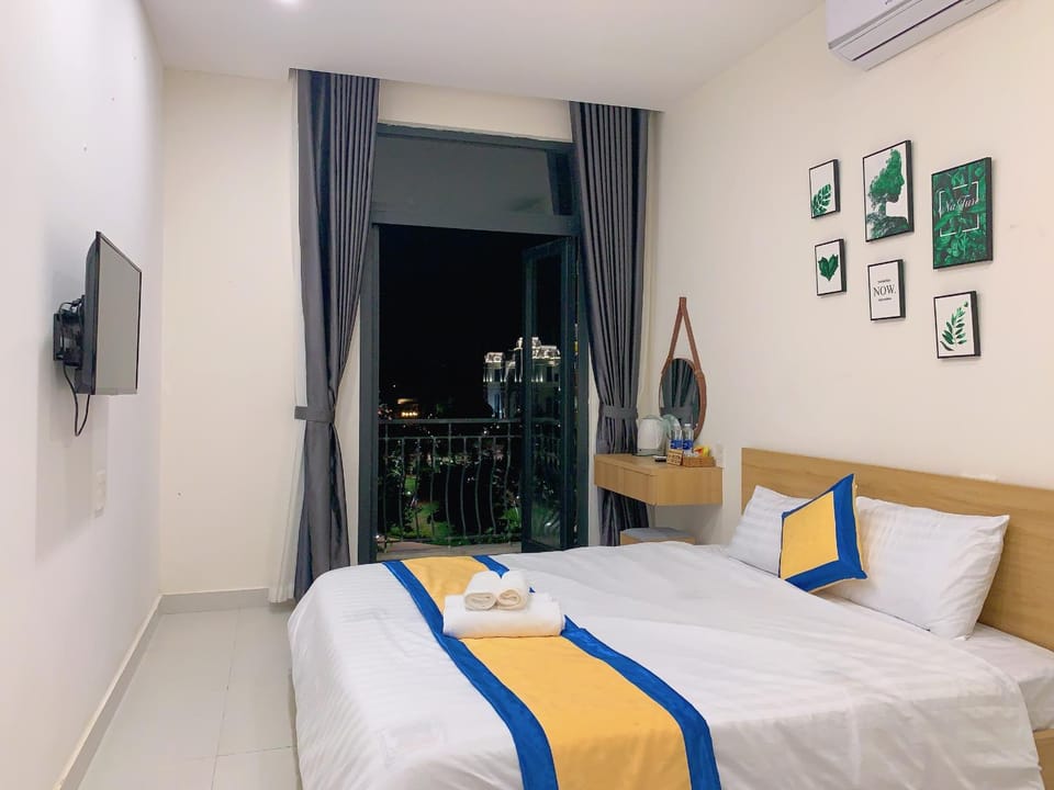 Bed, TV and multimedia, Photo of the whole room, Bedroom, towels, air conditioner